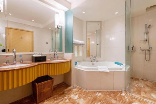 Koupelna v ubytování Grand Land Hotel