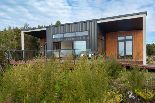 カイテリテリにあるKokomeaの黒と木の外観のモダンな家