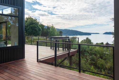カイテリテリにあるKokomeaの湖の景色を望むバルコニー付きの家
