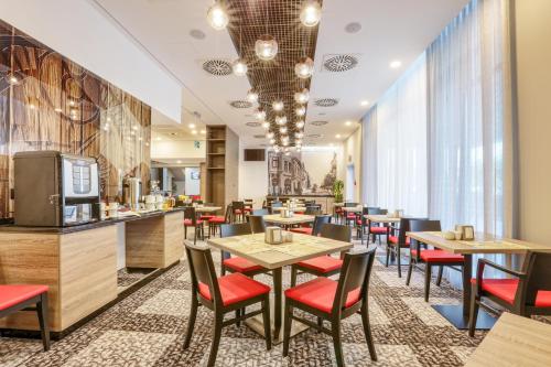 A restaurant or other place to eat at ibis Styles Nowy Sacz