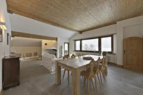 Attic Lake View with Free Parking