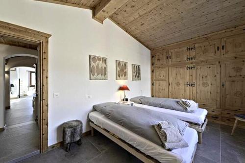 Attic Lake View with Free Parking