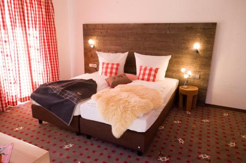 Postel nebo postele na pokoji v ubytování Alpin Lifestyle Hotel Löwen & Strauss