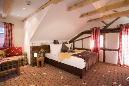 Lova arba lovos apgyvendinimo įstaigoje Alpin Lifestyle Hotel Löwen & Strauss