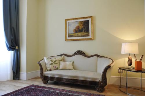 a couch in a living room with a picture on the wall at Palazzo del Senatore in Atina