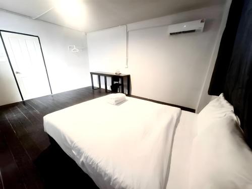 Ένα ή περισσότερα κρεβάτια σε δωμάτιο στο Mitr inn Khaosan มิตร อินน์ ถนนข้าวสาร 2