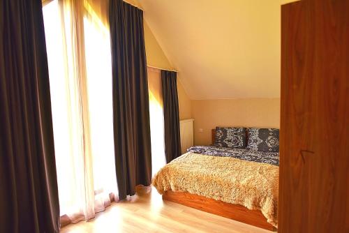 Ένα ή περισσότερα κρεβάτια σε δωμάτιο στο Eiffel Bridge