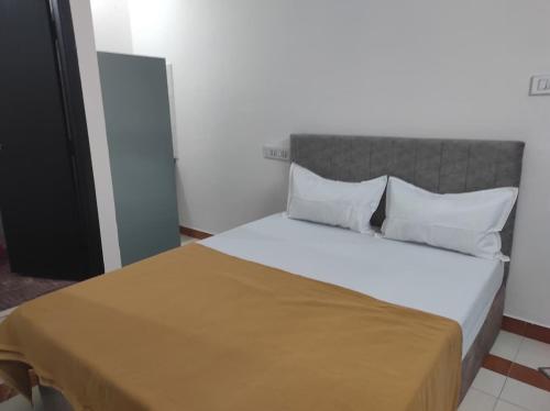 En eller flere senge i et værelse på Hotel Orchid Residency