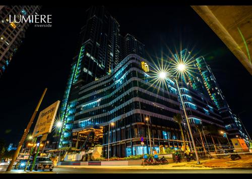 un grand bâtiment avec des lumières devant lui la nuit dans l'établissement Lumiere Garden Hideaway, à Hô-Chi-Minh-Ville
