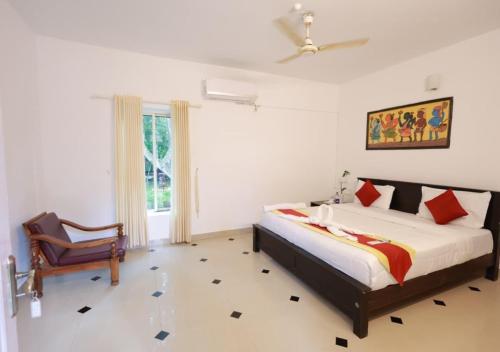 Postel nebo postele na pokoji v ubytování courtyard cafe