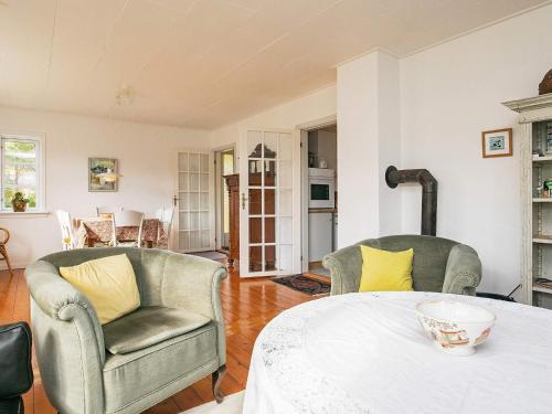 Posezení v ubytování 6 person holiday home in Ålbæk