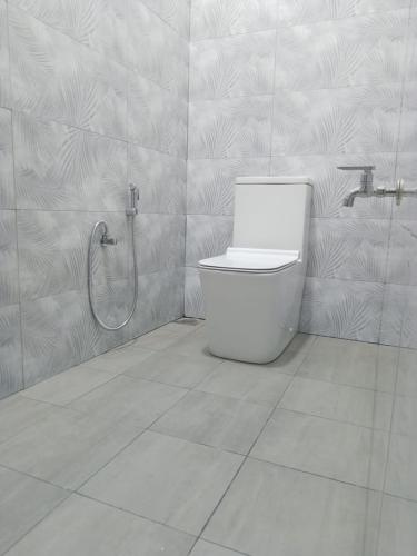 ウナワトゥナにあるHirudee Villaのトイレとシャワー付きの白いバスルーム