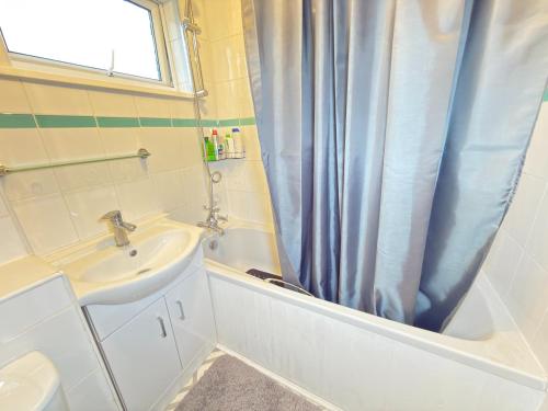 Koupelna v ubytování Bright Double Room in Wellingborough