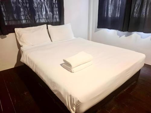 Ένα ή περισσότερα κρεβάτια σε δωμάτιο στο Mitr Inn Khaosan BKK