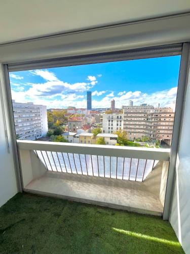 Cozy and Modern Apartment with View