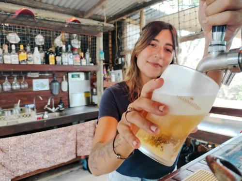 Thursday IslandにあるRoko Islandの女性がビールを飲んでいる