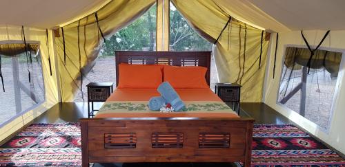 Thursday IslandにあるRoko Islandのテントの中にベッドがある寝室