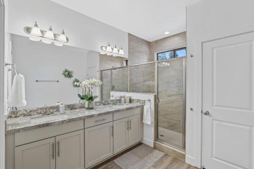 Koupelna v ubytování Newly Built Exquisite Luxury Home Perfect Location Central AC Fire-Pit and so much more