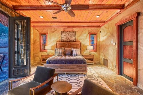 ein Schlafzimmer mit einem Bett und einem Deckenventilator in der Unterkunft Castle On Black Mountain breathtaking panoramic views and outdoor entertainment in Cave Creek