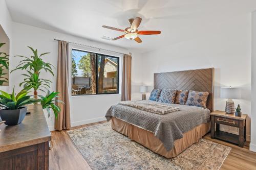 Postel nebo postele na pokoji v ubytování Newly Built Exquisite Luxury Home Perfect Location Central AC Fire-Pit and so much more