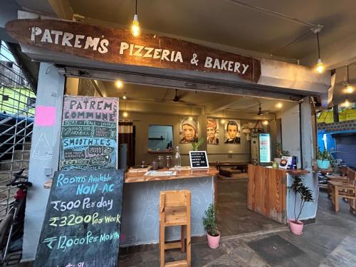 Chứng chỉ, giải thưởng, bảng hiệu hoặc các tài liệu khác trưng bày tại Patrem's Guest House