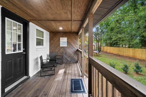 Balkón nebo terasa v ubytování 10 Min to Downtown - Desk - Fenced Yard - Wi-Fi