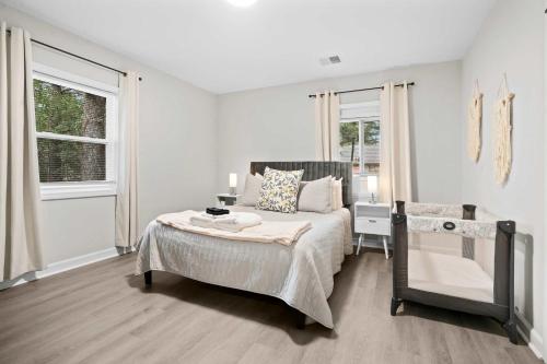 Postel nebo postele na pokoji v ubytování 10 Min to Downtown - Desk - Fenced Yard - Wi-Fi