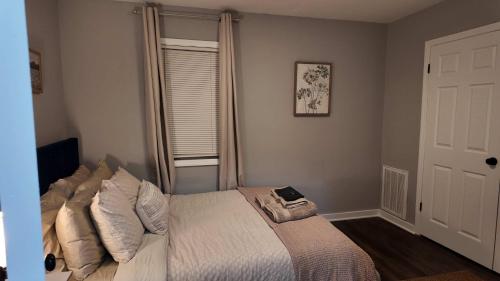 Postel nebo postele na pokoji v ubytování 5 Min to Downtown - 7 to Duke - Washer and Dryer