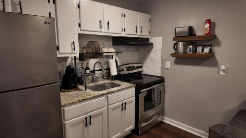 Kuchyň nebo kuchyňský kout v ubytování 5 Min to Downtown - 7 to Duke - Washer and Dryer