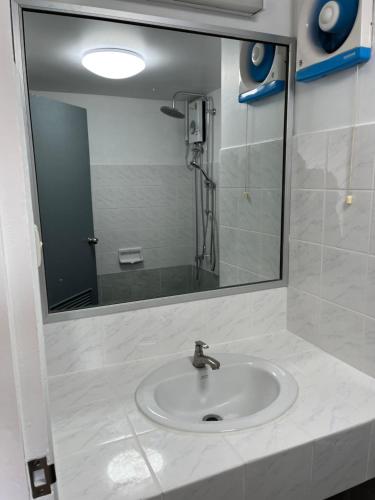 Ένα μπάνιο στο Rayong Condo Chain Phe