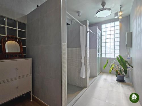 Ένα μπάνιο στο Obahomu Vacation House for 4-8 pax, 5 min walk to Icon Siam