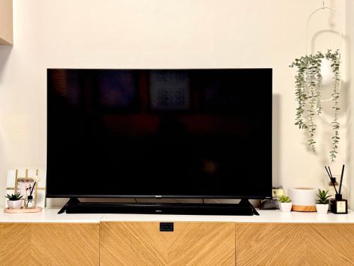 TV/Unterhaltungsangebot in der Unterkunft Suite Escapes at Brenthill Baguio with Balcony