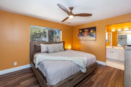 Postel nebo postele na pokoji v ubytování Mountain Jewel Modern Townhome in the Pines Great Location Near Downtown Flagstaff