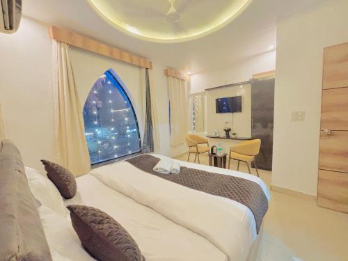 a bedroom with a large bed and a window at Hotel Devine Zirakpur Chandigarh in Zirakpur