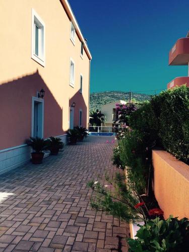 a building with a brick walkway next to a house at Villa Marija in Marina