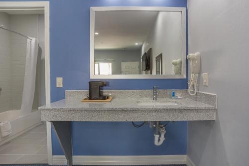 bagno con lavandino e specchio di Home Place Inn Spring I-45 North and 1960 a Westfield