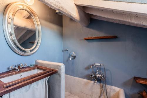 a bathroom with a tub and a sink and a mirror at Il Mazzocchio - Lucca Centro in Lucca