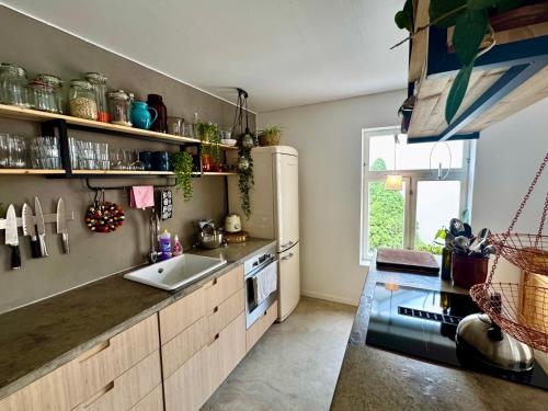 Een keuken of kitchenette bij Charming in the center of Hamar