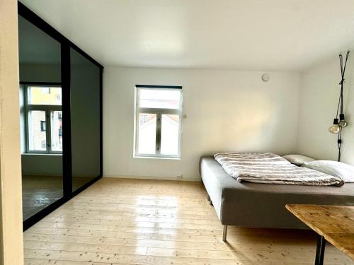 Een bed of bedden in een kamer bij Charming in the center of Hamar