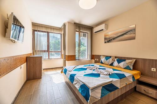 金沙Beach Front Suites SEAVIEW BG的带窗户的房间里有一张床的卧室