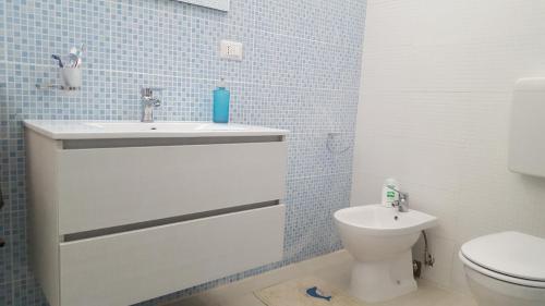 トッレ・スーダにあるCasavaleのバスルーム(白い洗面台、トイレ付)