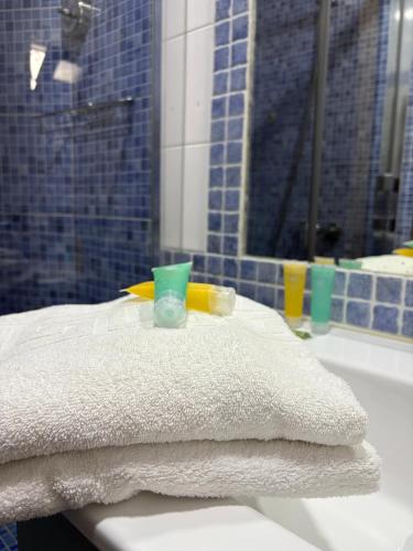 un bagno con un asciugamano bianco sul lavandino di Elcano a Málaga