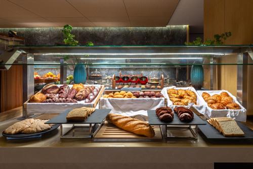 una panadería con un montón de diferentes tipos de pan en Braira Jazan Hotel, en Jazan