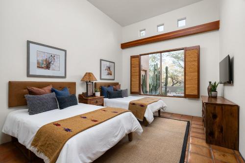 Postel nebo postele na pokoji v ubytování Serenity and southwest charm views hot tub.