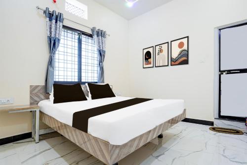 Ένα ή περισσότερα κρεβάτια σε δωμάτιο στο PK Hotel lodging & Restaurant