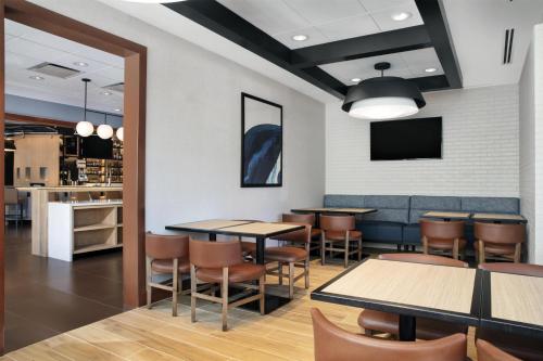 Μια τηλεόραση ή/και κέντρο ψυχαγωγίας στο Hyatt Place Raleigh Cary