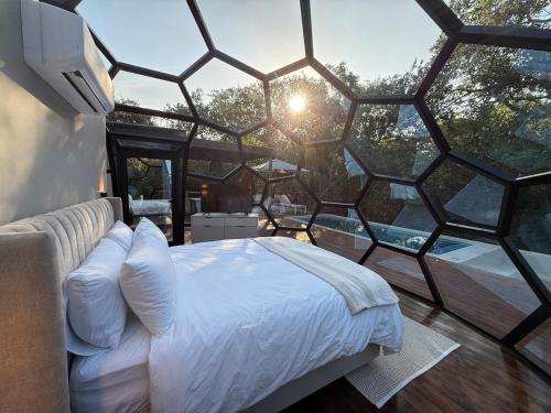 Postel nebo postele na pokoji v ubytování The Dome, Private Pool, Hot tub, Free Standing Bath, Private Game Reserve, Stargazing, Giraffe Tower, Romantic Getaway, Ultimate Bush Luxury