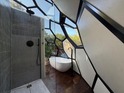 Koupelna v ubytování The Dome, Private Pool, Hot tub, Free Standing Bath, Private Game Reserve, Stargazing, Giraffe Tower, Romantic Getaway, Ultimate Bush Luxury