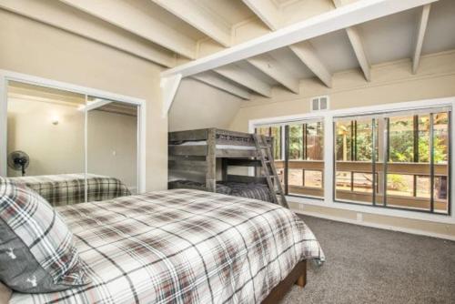 Postel nebo postele na pokoji v ubytování Woodland Chalet @ Kachina Village Deck Game Room w Ping Pong Poker Table