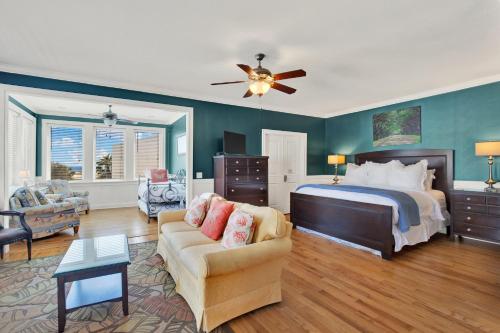 Postel nebo postele na pokoji v ubytování Queen Bee